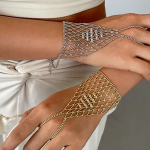 Detailansicht von goldenen und silbernen Spinnennetz-Handkettenarmbändern an Händen.