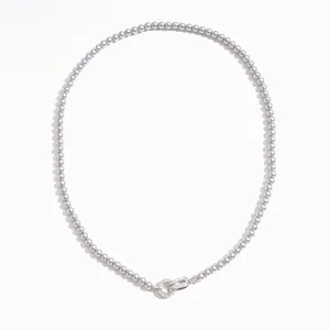Elegante zilveren parelketting met geometrische sluiting met zirkonen in een minimalistische stijl