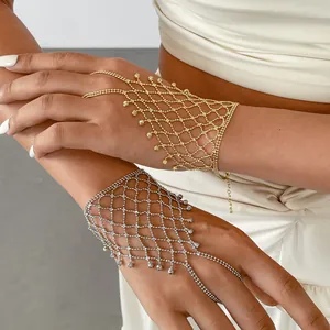 Detailaufnahme eleganter gold- und silberfarbener Mesh-Fingerarmbänder mit Webmuster.