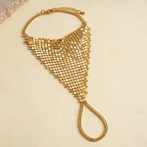 Detailansicht eines goldenen Metall-Mesh-Sklavenarmbands mit integriertem Ring