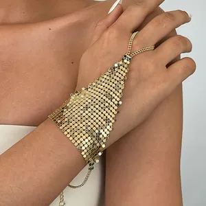 Detailansicht eines goldenen Kettenhandschmucks mit integriertem Ring-Design für Damen