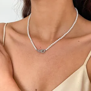 Detailopname van een parelketting met een glanzende zirkonia dubbele sluiting.