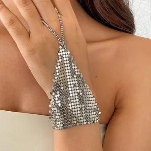 Detailansicht eines silbernen Metallnetz-Handarmbands mit Ring und Kettenstruktur