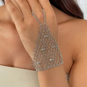 Detailansicht des silbernen Spinnennetz-Handharnischs mit integriertem Ringarmband
