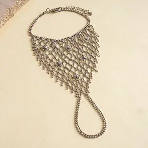 Detailansicht der silberfarbenen Spinnennetz-Handkette mit integriertem Fingerring