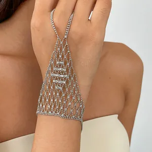 Detailansicht einer silbernen hohlen Mesh-Handkette mit integriertem Ring-Zubehör.