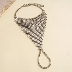 Detailansicht eines silbernen Metall-Mesh-Sklavenarmbands mit Handketten-Design