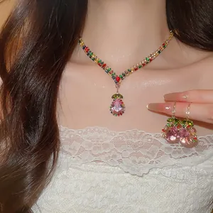 Detailansicht des Vintage-Schmucksets im Palaststil mit bunten Zirkonia-Anhänger