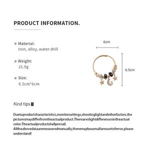 Detaillierte Produktabmessungen und Materialangaben für das Stern- und Mond-Bettelarmband.