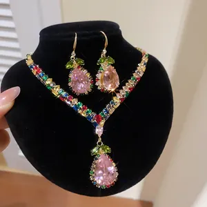 Detailansicht eines vintage Schmucksets mit rosa tropfenförmigen Zirkonia-Anhängern