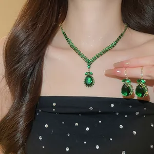 Detailansicht eines Vintage-Schmucksets mit grünen Zirkonia-Tropfenanhängern an Model