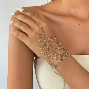 Detailansicht eines goldfarbenen Ringarmbandes mit ausgehöhltem Spinnennetzmuster am Modell