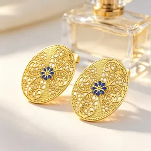 Vintage goldfarbene Ohrringe mit filigranem Blumenmuster und blauer Emaille im Chinastil.