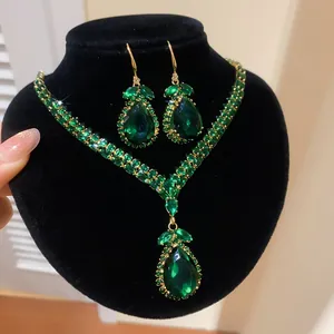 Exquisite Detailaufnahme eines Vintage-Schmucksets mit smaragdgrünem Tropfenanhänger