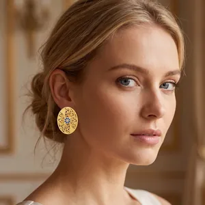 Elegante ovale Filigran-Ohrringe mit blauem Emaille-Blumendesign am Model getragen