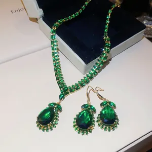 Elegantes Vintage-Schmuckset mit smaragdgrünen Wassertropfenanhängern und Goldketten
