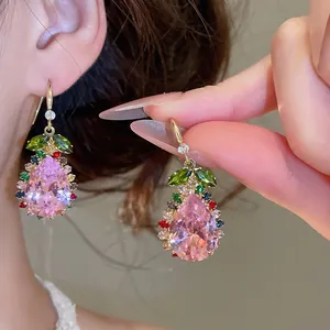 Detaillierte Nahaufnahme der Vintage-Ohrringe mit rosa Kristall und bunten Steinen