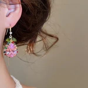 Detailansicht eines Vintage-Ohrrings mit einem großen rosa Zirkonia in Tropfenform.