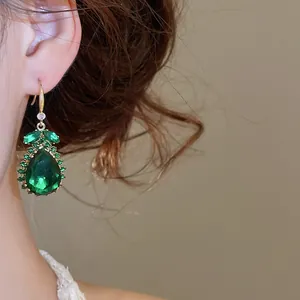Elegante smaragdgrüne Wassertropfen-Ohrringe im Vintage-Hofstil mit funkelnden Zirkonen.