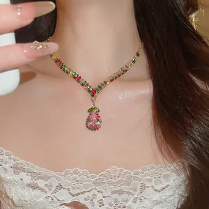 Nahaufnahme einer Vintage-Palastkette mit rosa Tropfen-Zirkon an einem eleganten Modell.