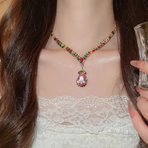 Detailansicht einer Vintage-Hofstil-Halskette mit Zirkonia und rosa Wassertropfen-Anhänger.