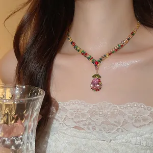 Elegante Vintage Halskette im Hofstil mit bunten Zirkonia und rosa Tropfenanhänger
