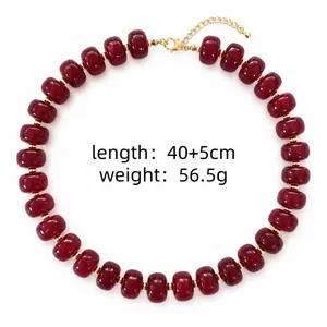 Elegante rode kralenketting met gouden tussenstukjes, 40+5cm lengte, gewicht 56,5g.