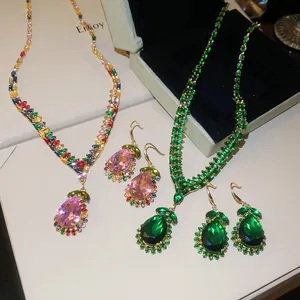 Nahaufnahme eines Vintage-Schmucksets mit Zirkonia-Tropfenanhänger und Ohrringen.