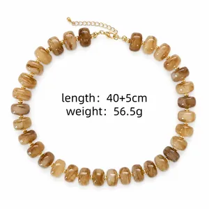 Macrodetail van amberkleurige kralenketting met lengte- en gewichtspecificaties
