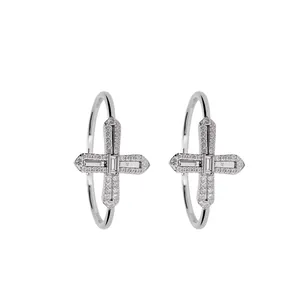 Boucles d'Oreilles Créoles Croix en Cuivre et Zirconia pour Femmes Boucles d'Oreilles Pendantes Religieuses Rondes Plaquées Argent