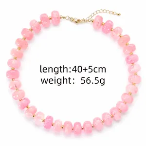 Detail van roze kralenketting met specificaties voor lengte 40+5cm en gewicht 56,5g