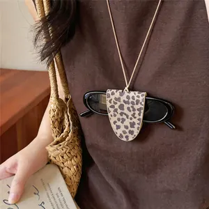 Detailweergave van een luipaardprint leren brillenhouder clip gedragen als ketting hanger