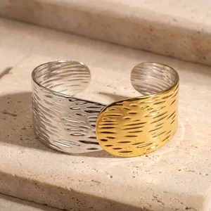 Gedetailleerde macro-weergave van de tweekleurige gehamerde roestvrijstalen brede armband