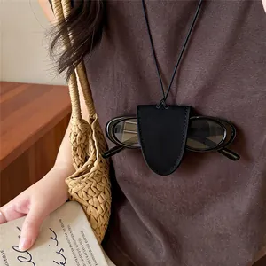 Chique lederen ovale brillenhouder hanger ketting getoond in een lifestyle scène met shirt.