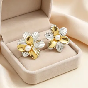 Detailaufnahme von zweifarbigen 18K vergoldeten Blumenohrringen mit Perlen