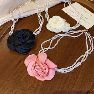 Collana Choker Vintage in Stile Francese con Fiori di Rosa e Perle Artificiali per Donna Elegante Camelia in Tessuto a Più Strati Gioielli