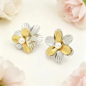 Detailansicht von zweifarbigen 18K vergoldeten Blumenohrringen mit einer Perle