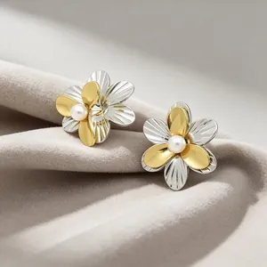 Detailansicht zweifarbiger Blumenohrringe mit 18K Vergoldung und Perlenmitte.