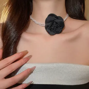 Elegante girocollo vintage con rosa nera e perle bianche multistrato da donna