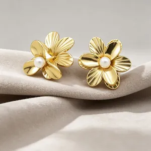 Detaillierte Makroansicht von 18K vergoldeten Blumenohrringen mit eleganten Perlen