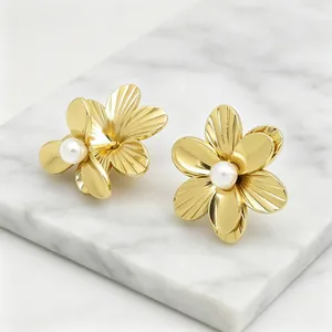 Detailansicht der 18K vergoldeten Blumenohrringe mit eleganter weißer Perleneinlage