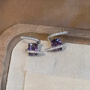Vue détaillée de boucles d'oreilles élégantes en zircone violette carrée avec micro-pavage.