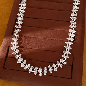 Close-up van elegante geometrische zirkonia ketting op een bruine fluwelen sieradendisplay