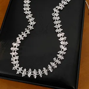 Gedetailleerde close-up van een minimalistische zilveren ketting met zirkonia