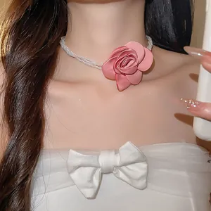 Detailansicht eines vintage rosa Stoffrosen- und mehrreihigen weißen Perlen-Chokers