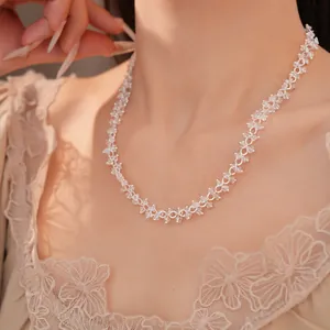 Detailopname van een minimalistische geometrische zirkonia kralenketting als choker