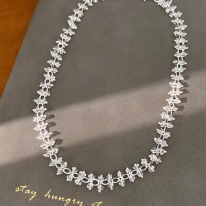 Detailopname van een minimalistische ketting met fonkelende geometrische zirkonia's