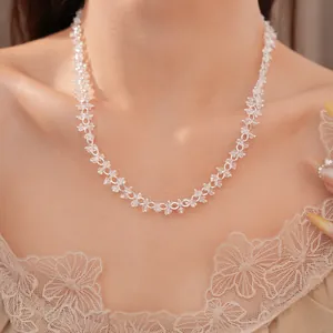 Detail van een elegante geometrische kralenketting met zirkonia op een model getoond