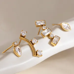 Elegante Ohrstecker aus Edelstahl mit 18 Karat Goldbeschichtung und Zirkonia-Steinen