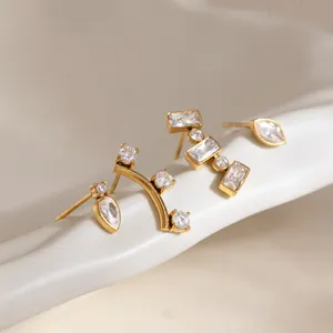 Detailansicht von 18k vergoldeten Edelstahlohrringen mit funkelnden Zirkoniasteinen